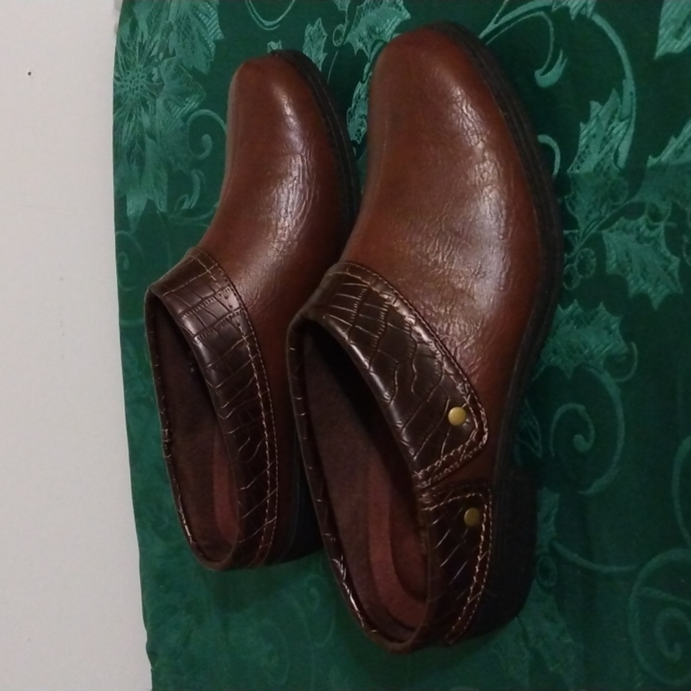 Easy Street NWOT two tone shoes
